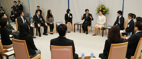 Photograph of the Prime Minister speaking with participants (3)