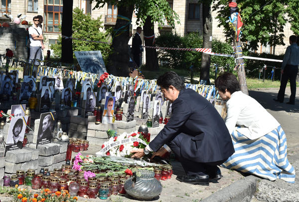 Photograph of the Prime Minister offering flowers at the Maidan memorial