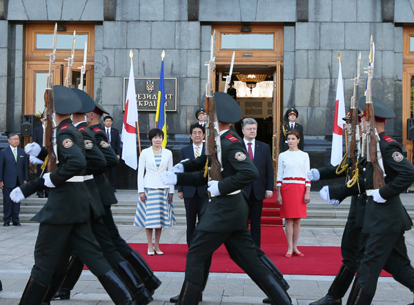 Photograph of the Prime Minister attending the military parade (2)