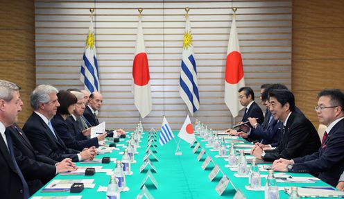 Photograph of the Japan-Uruguay Summit Meeting