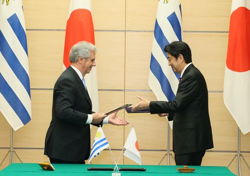 Photograph of the leaders exchanging signed documents