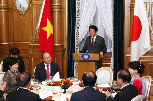 Photograph of the Prime Minister delivering an address at the banquet hosted by the Prime Minister
