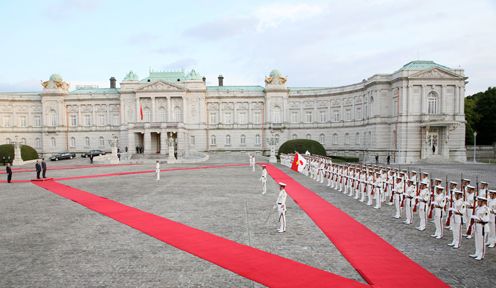 Photograph of the salute and the guard of honor ceremony (2)