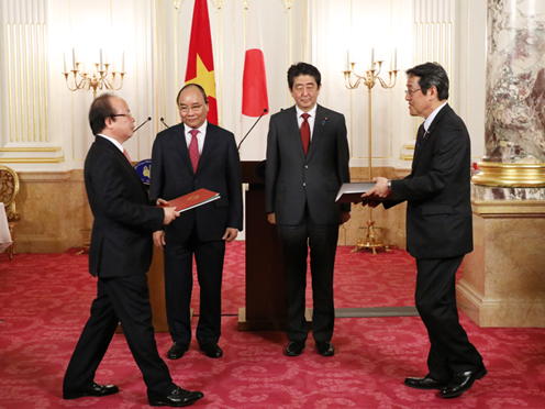 Photograph of the leaders attending the exchange of documents (1)