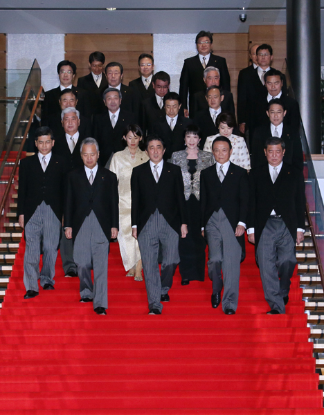 Photograph of the Prime Minister and Cabinet members heading to the commemorative photograph session