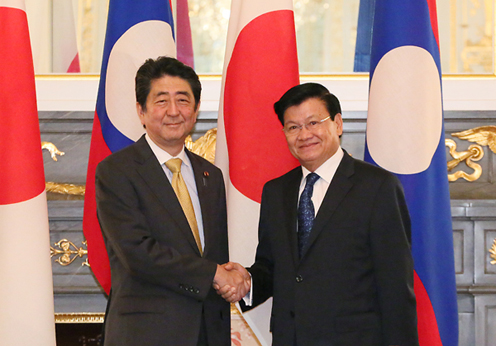 Photograph of the leaders shaking hands