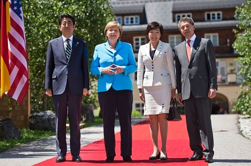 Photograph of Prime Minister Abe and Mrs. Abe attending a commemorative photograph
