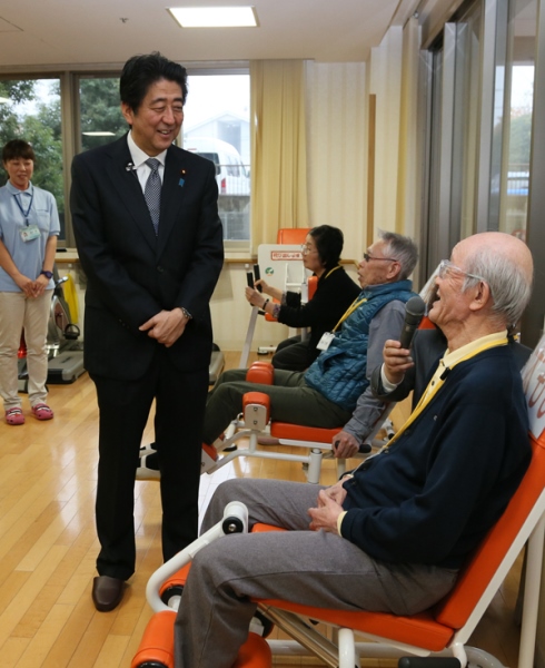 Photograph of the Prime Minister meeting with users, caregivers, and others (2)