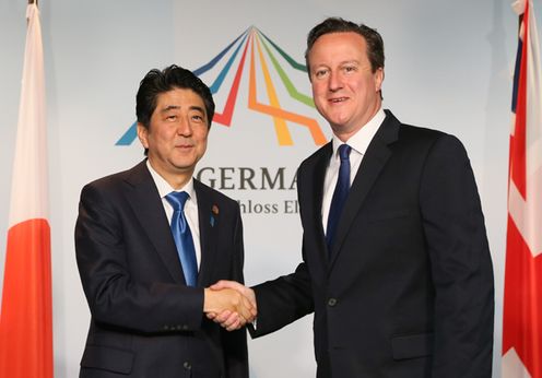 Photograph of the Prime Minister shaking hands with the Prime Minister of the United Kingdom