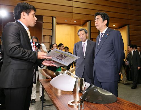 Photograph of the Prime Minister observing product samples (1)