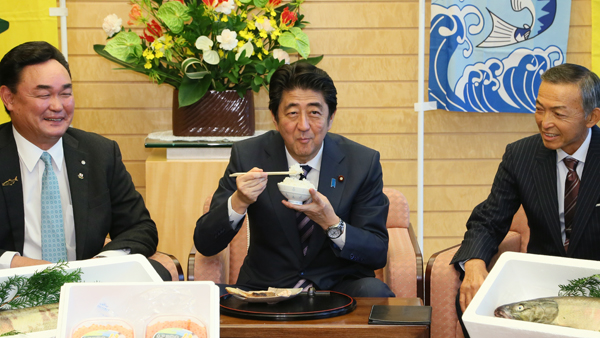 Photograph of the Prime Minister being presented with salmon and rice from Naraha Town (1)