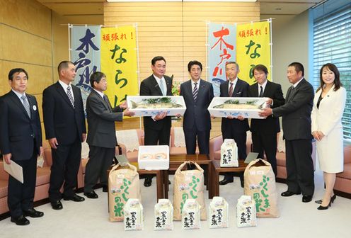 Photograph of the Prime Minister being presented with salmon and rice from Naraha Town (2)