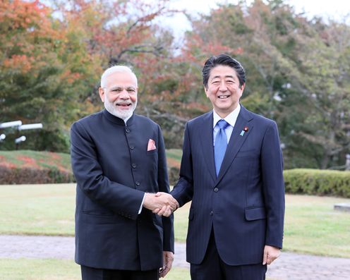 Photograph of the two leaders taking a commemorative photograph