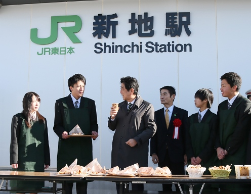 Photograph of the Prime Minister meeting with students from Shinchi High School