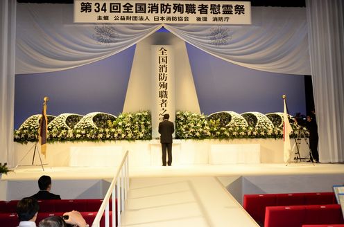 Photograph of the Prime Minister delivering a memorial address