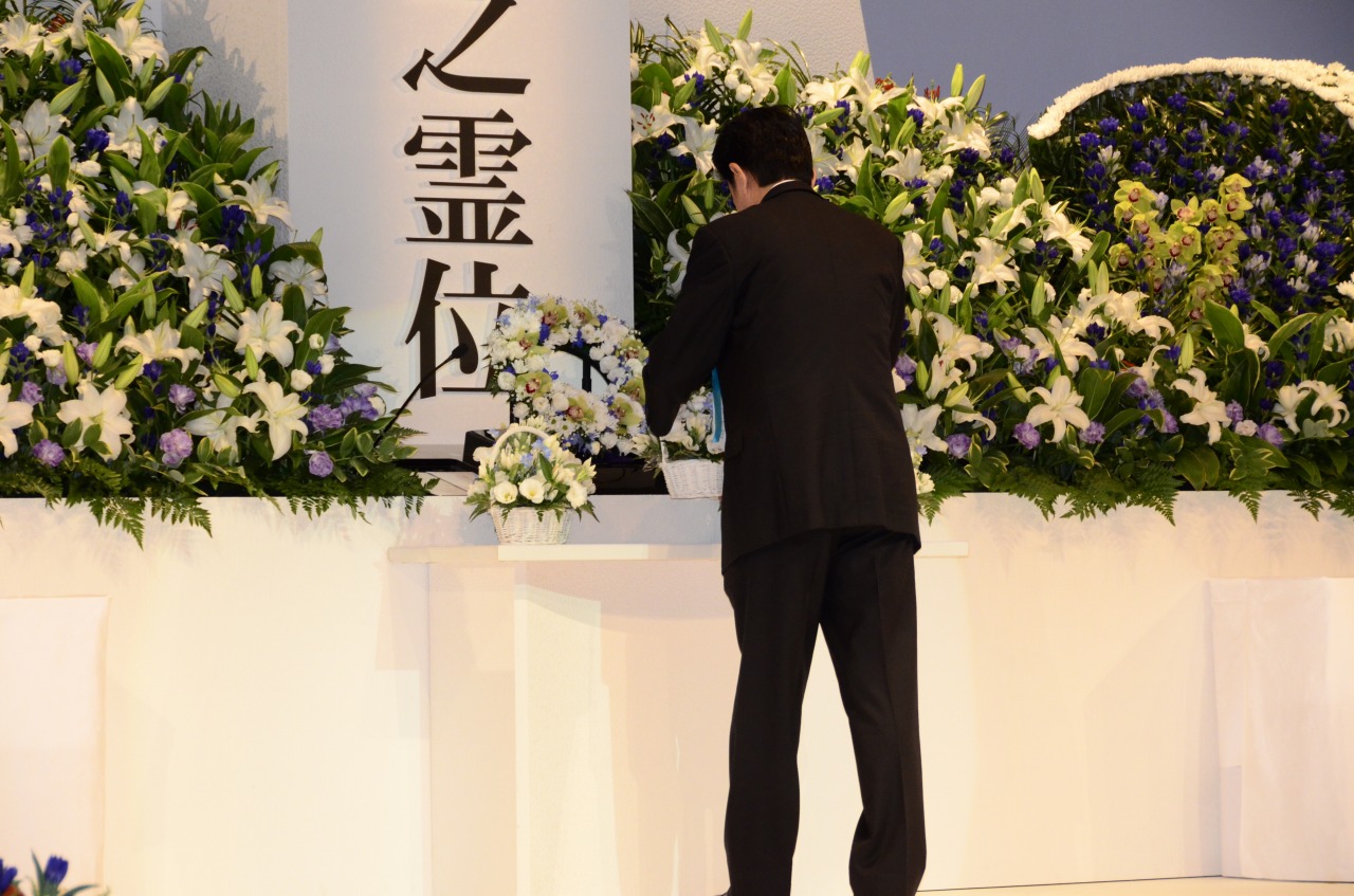 Photograph of the Prime Minister offering flowers