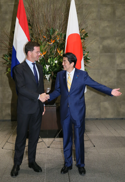Photograph of the Prime Minister welcoming the Prime Minister of the Netherlands