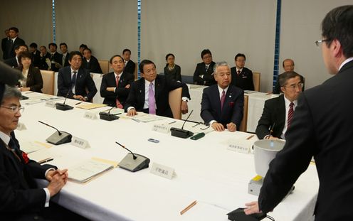 Photograph of the Prime Minister receiving an explanation