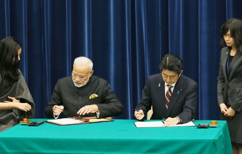Photograph of the leaders at the signing ceremony (1)