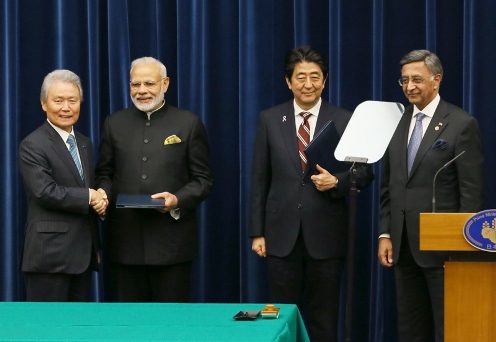 Photograph of the leaders attending the exchange of documents (3)