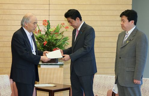 Photograph of the Prime Minister being presented with the Joint Statements (2)