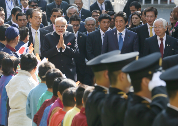 Photograph of the leaders arriving at the Hyogo Prefecture Guest House