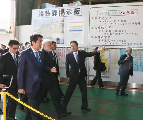 Photograph of both leaders visiting the factory (2)