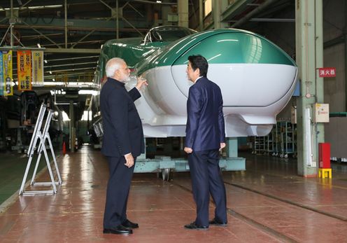 Photograph of both leaders visiting the factory (3)