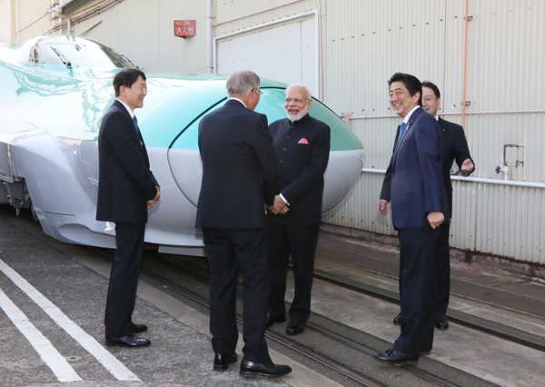 Photograph of both leaders visiting the factory (4)