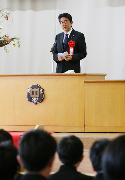Photograph of the Prime Minister delivering an address at the graduation ceremony (2)
