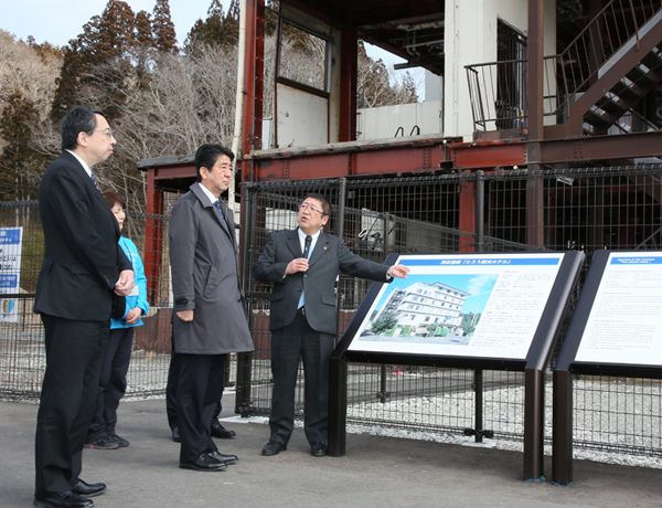 Photograph of the Prime Minister visiting a site where the damages from the Great East Japan Earthquake have been preserved