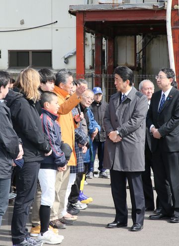 Photograph of the Prime Minister visiting a site where the damages from the Great East Japan Earthquake have been preserved (2)