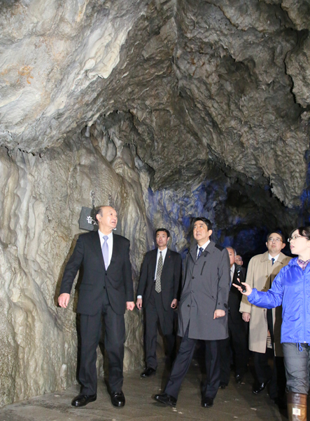 Photograph of the Prime Minister visiting Ryusen-do Cave