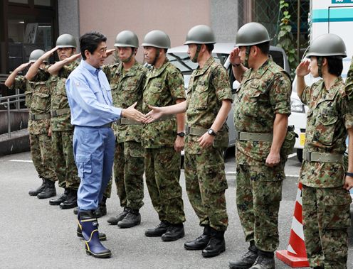 Photograph of the Prime Minister offering words of encouragement to Self-Defense Force members