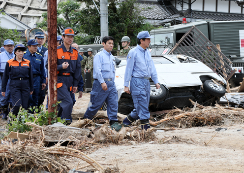 Photograph of the Prime Minister visiting the disaster-affected area of Hakihoshimaru in Asakura City (3)