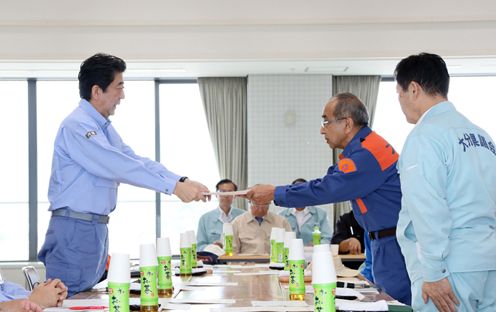 Photograph of the Prime Minister receiving a letter of request at Hita City Hall