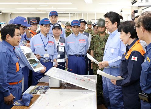 Photograph of the Prime Minister receiving an explanation on the damage situation and the state of recovery at Toho Village Hall