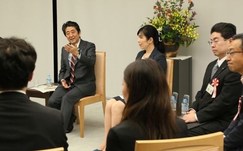 Photograph of the Prime Minister exchanging views with participants (2)