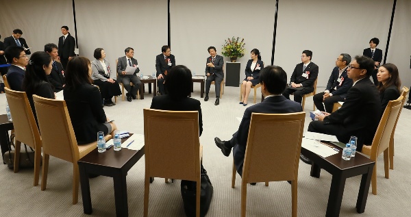 Photograph of the Prime Minister exchanging views with participants (3)