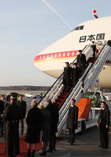 Photograph of the Prime Minister arriving in Latvia (2)