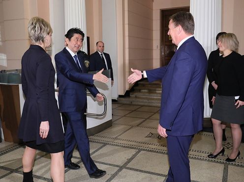Photograph of the Prime Minister being welcomed by the Prime Minister of Latvia