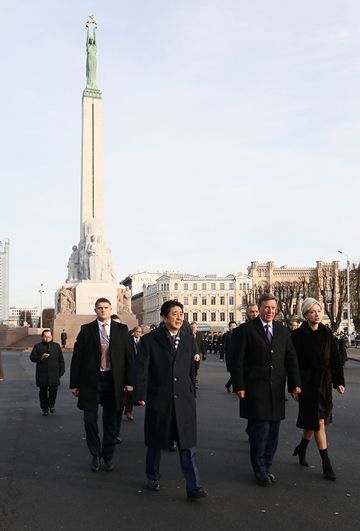 Photograph of the leaders visiting the Freedom Monument (5)