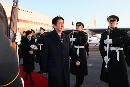 Photograph of the Prime Minister arriving in Lithuania (1)