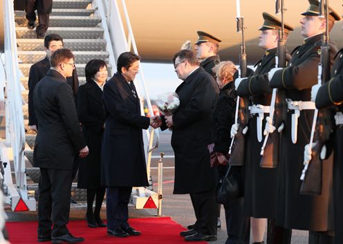 Photograph of the Prime Minister arriving in Lithuania (2)
