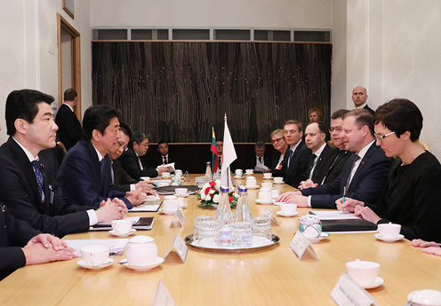 Photograph of the Japan-Lithuania Summit Meeting