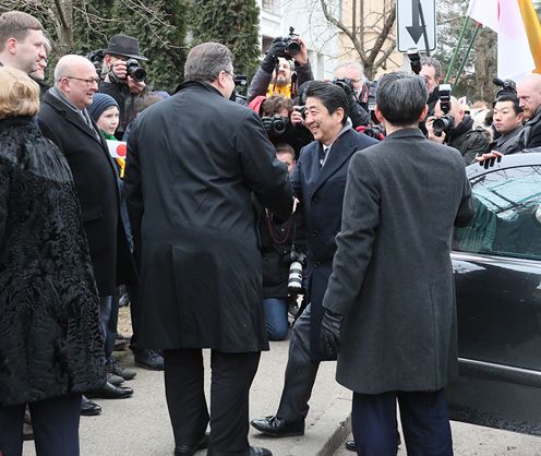 Photograph of the Prime Minister visiting the Sugihara House (1)