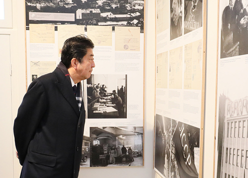 Photograph of the Prime Minister visiting the Sugihara House (4)