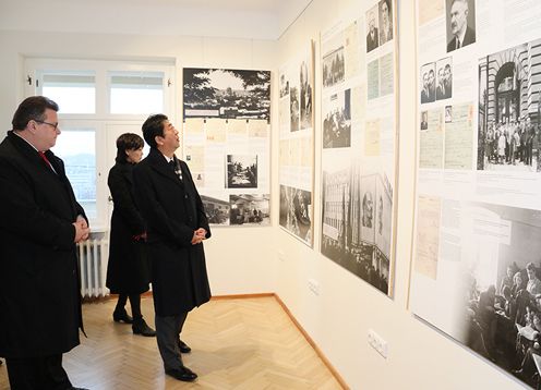 Photograph of the Prime Minister visiting the Sugihara House (5)
