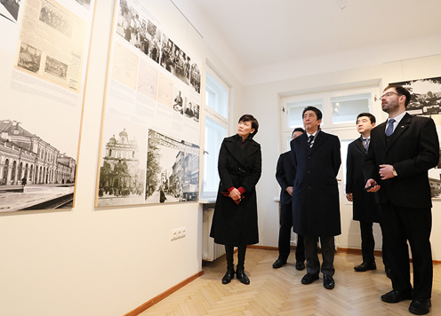 Photograph of the Prime Minister visiting the Sugihara House (6)