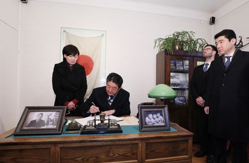 Photograph of the Prime Minister visiting the Sugihara House (7)